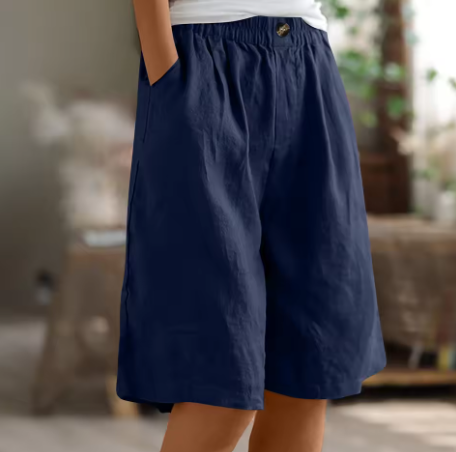 Close-up van de elastische tailleband van comfortabele dames shorts.