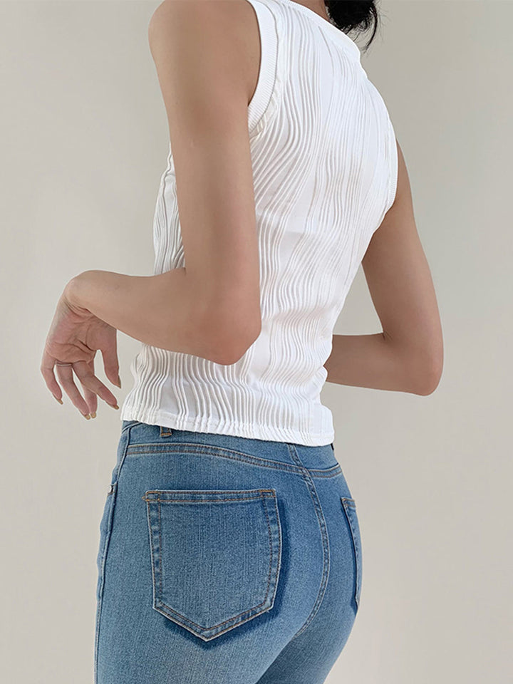 Elegante dames mouwloze top met unieke golvende textuur. Slim fit design, perfect voor zomerse mode.