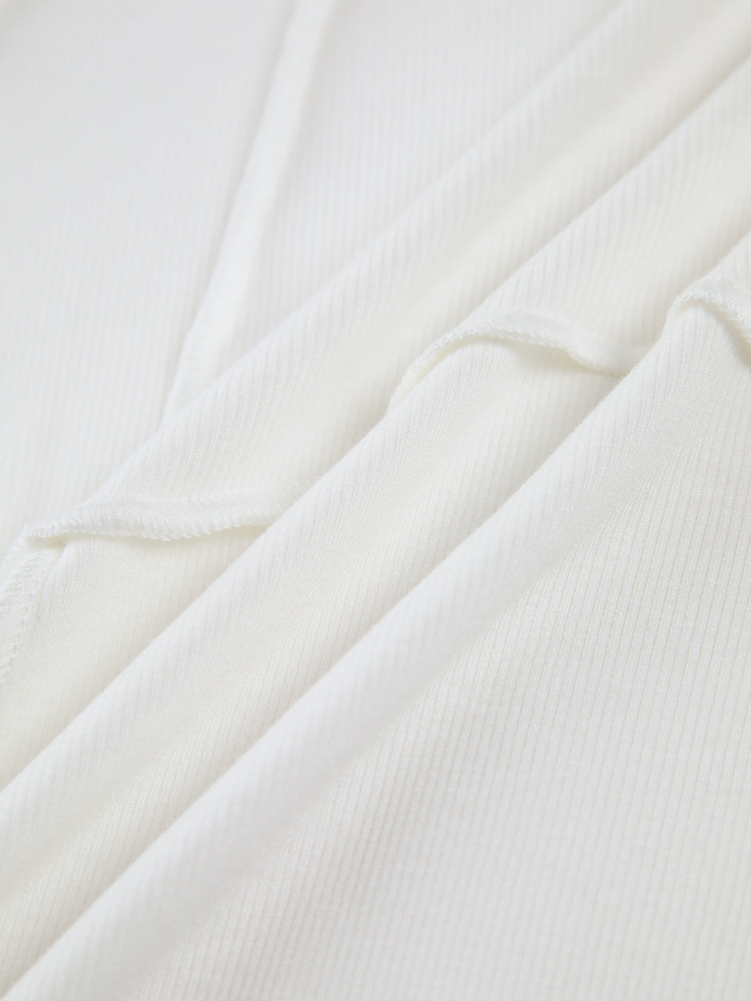 Elegante dames slim fit top met ronde hals en lange mouwen. Ideaal voor gelaagde looks of als casual chic kledingstuk.