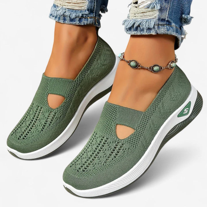 Dames slip-on sneakers met stijlvolle uitsparingen, perfect voor casual zomerlooks en dagelijks comfort.