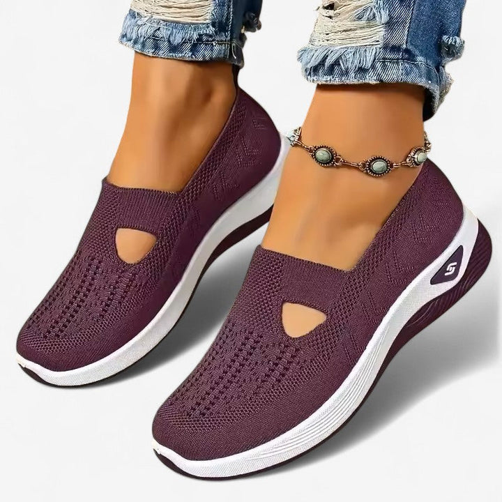 Nieuwe collectie: Dames instappers met moderne uitsparingen en een comfortabele pasvorm voor dagelijks gebruik.