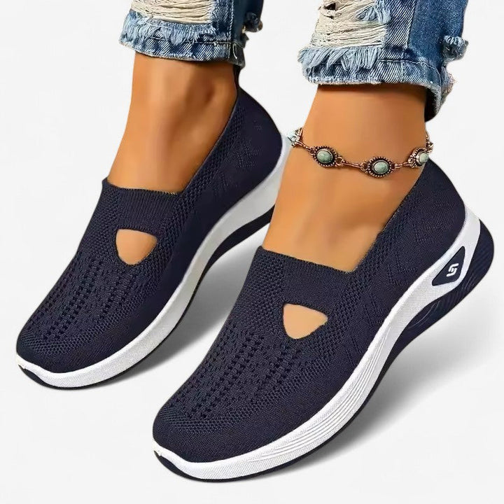 Zomerse dames sneakers: slip-on model met ademende uitsparing en stevige, geprofileerde zool.