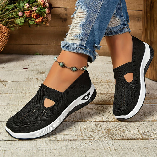 Gedetailleerd beeld van de geprofileerde zool van dames slip-on sneakers voor extra grip en comfort.