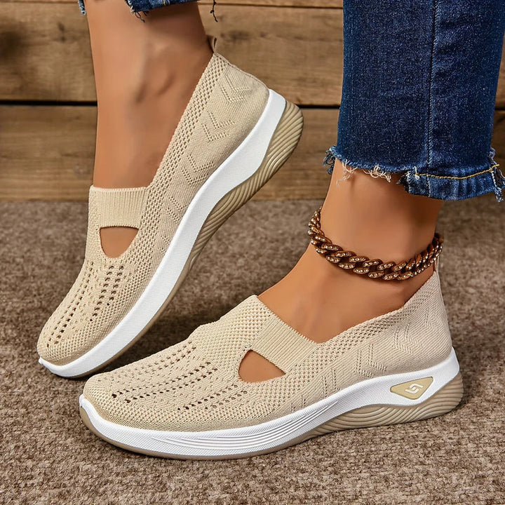 Vooraanzicht: Dames slip-on sneakers met ronde neus en subtiele uitsparingen, klaar om te dragen.