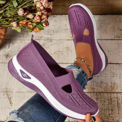 Achteraanzicht: Casual dames instappers die het slip-on gemak en de comfortabele hiel benadrukken.