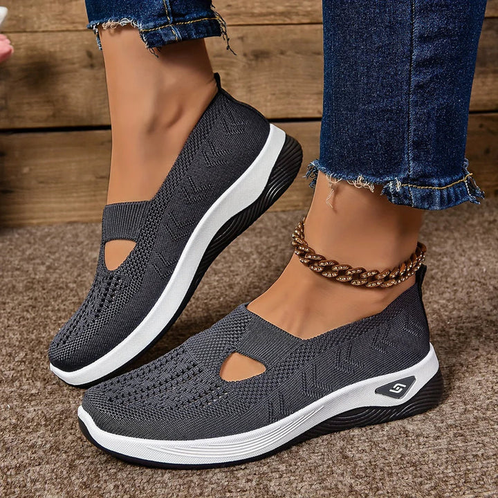 Stijlvolle slip-on schoenen met ronde neus voor dames, perfect voor zomerse wandelingen.