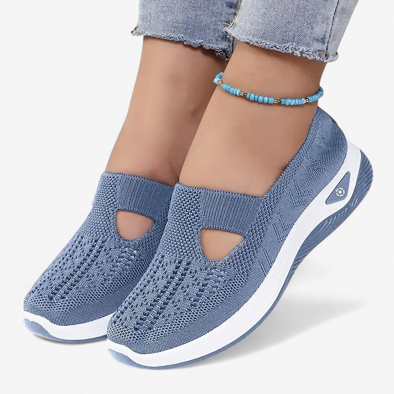 Comfortabele instappers voor dames, met ronde neus en geprofileerde zool, ideaal voor warme dagen.