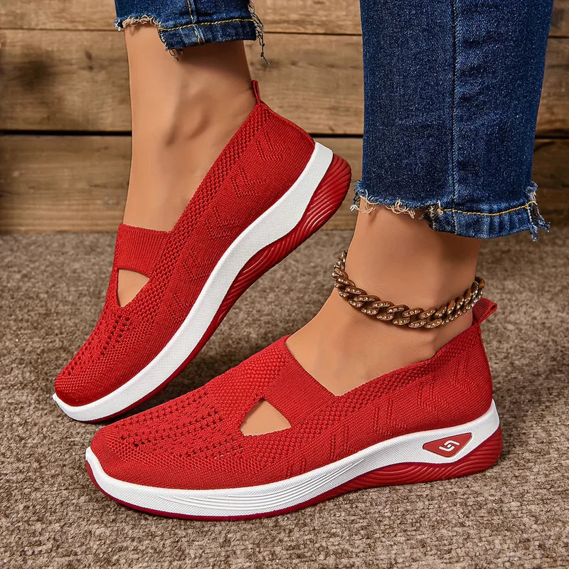 Casual zomer sneakers voor dames met unieke uitsparingen en een geprofileerde rubberen zool.