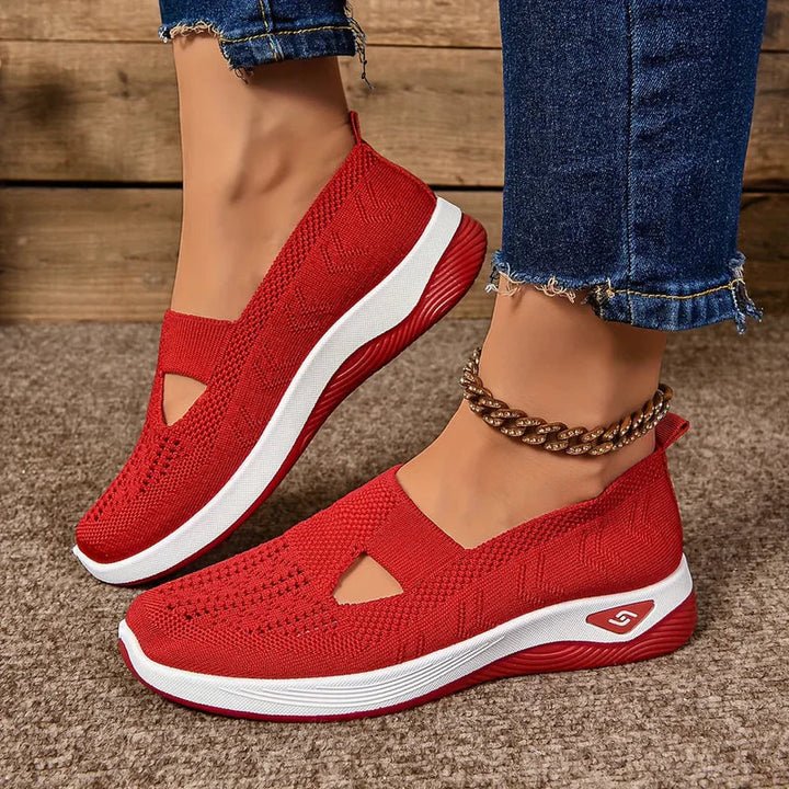 Casual zomer sneakers voor dames met unieke uitsparingen en een geprofileerde rubberen zool.
