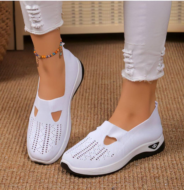 Dames slip-on schoenen met trendy uitsparing, perfect voor casual en zomerse outfits.