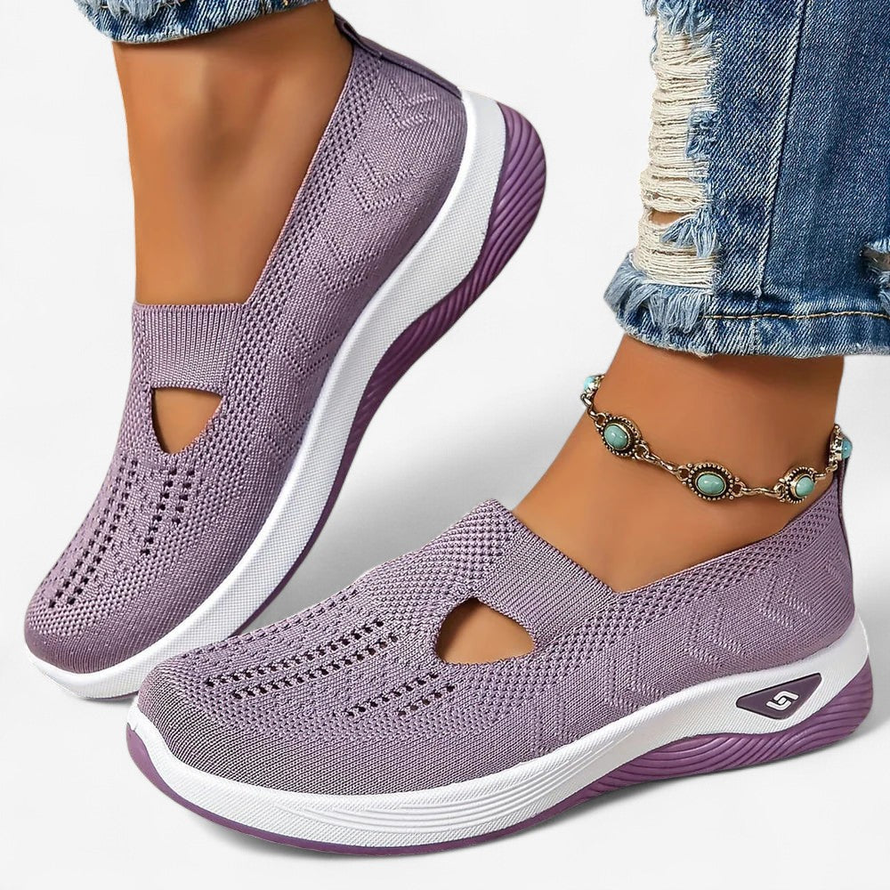 Casual zwarte dames instappers met uitgesneden details, bieden zowel stijl als ademend comfort.