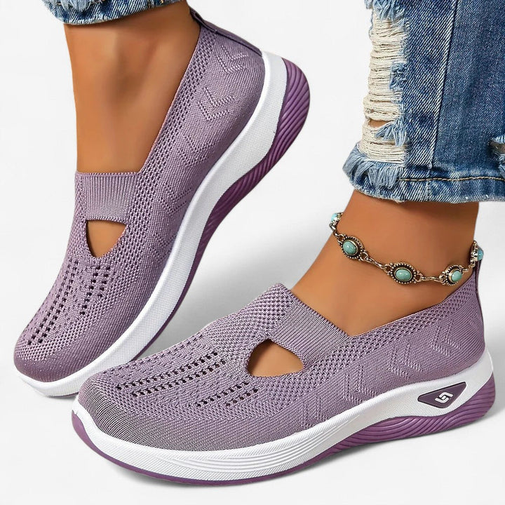 Casual zwarte dames instappers met uitgesneden details, bieden zowel stijl als ademend comfort.