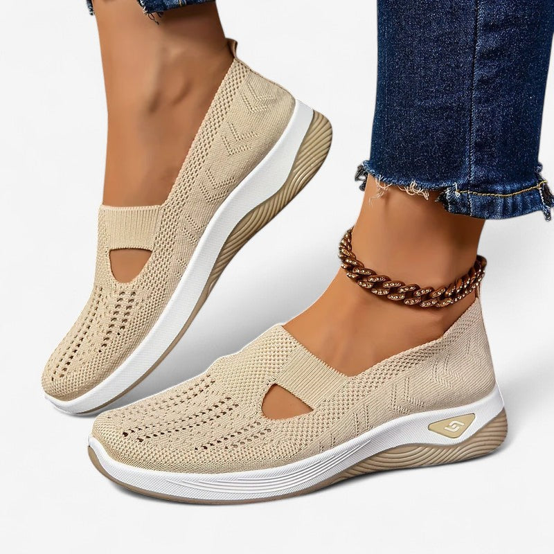 Dames comfort schoenen: slip-on sneakers met unieke uitsparingen en robuuste, geprofileerde zool.
