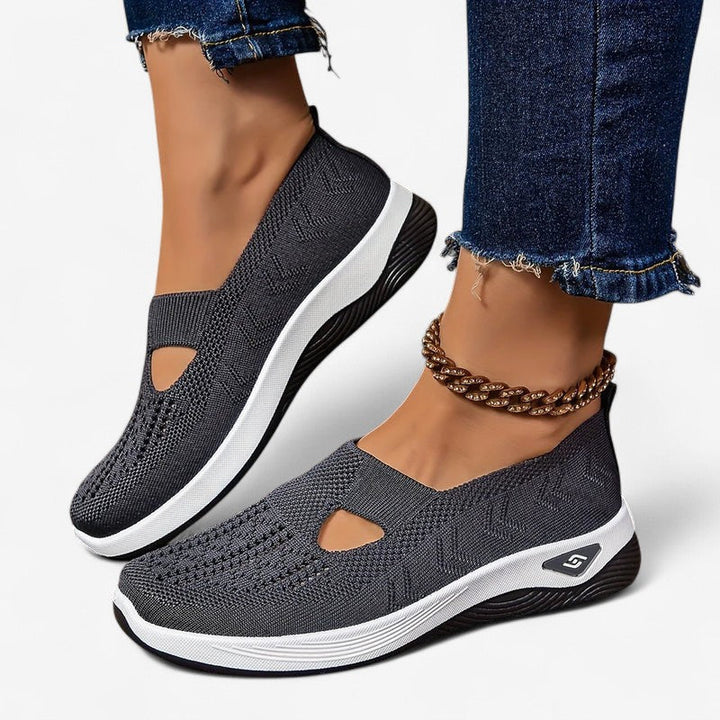 Casual dames sneakers met uitsparingen, makkelijk aan te trekken voor een trendy zomeroutfit.