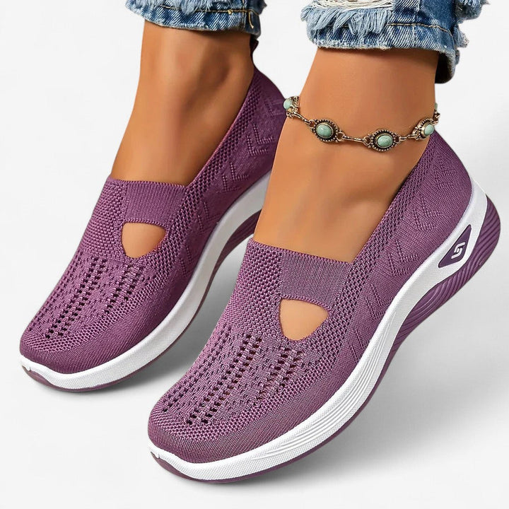 Elegante dames slip-ons met uitgesneden patroon, perfect voor een chique maar comfortabele look.