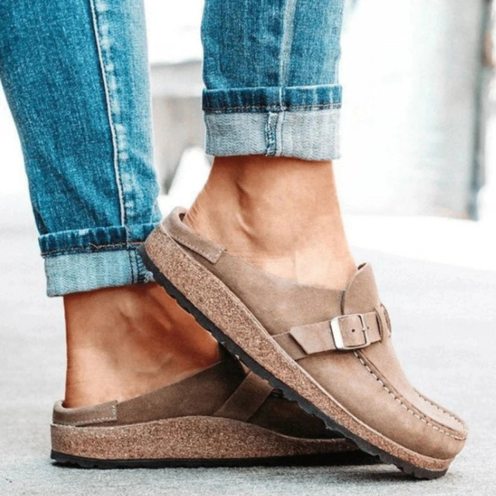 Geniet van dagelijks comfort met deze dames mule slippers met verstelbare gesp.
