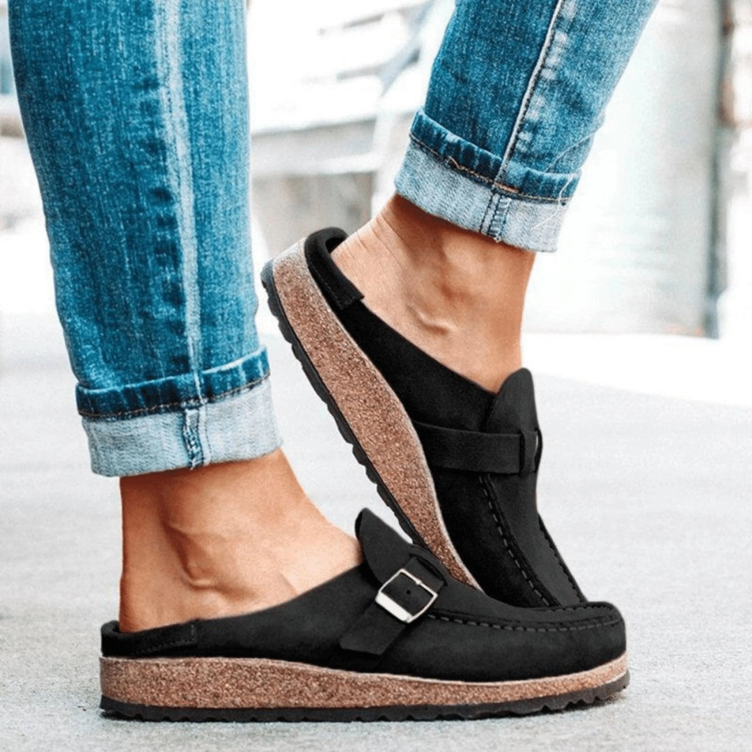 Stijlvolle dames slippers, een elegante mule met verstelbare gesp voor de moderne vrouw.
