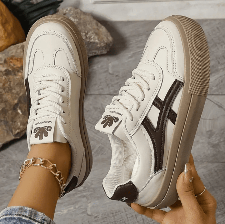 "Dames sneakers met ergonomische zolen, blauw en bruin, orthopedisch comfort voor dagelijks gebruik en modieuze stijl."