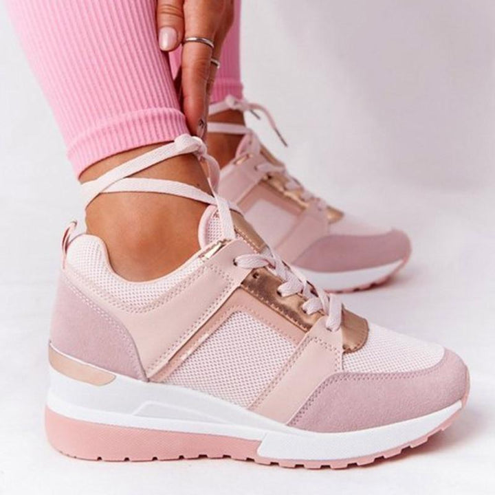 Gedetailleerde close-up van de versterkte zool van deze dames sneakers; biedt demping, ondersteuning & comfort.