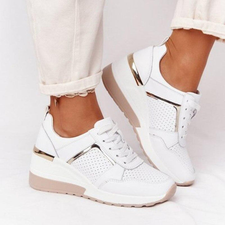 Vrouw draagt trendy dames sneakers met versterkte zool, ideaal voor sportief dagelijks gebruik & optimaal comfort.