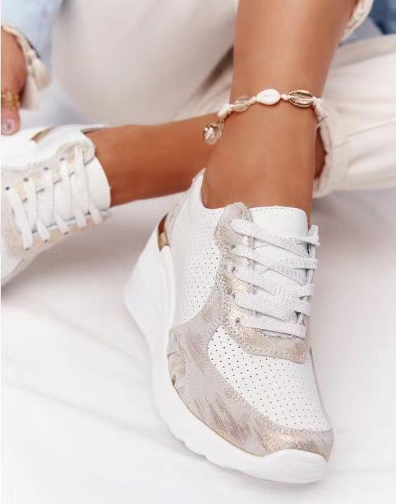 Dames sneakers (vooraanzicht) met modieus design en versterkte zool, voor optimale demping en comfortabele pasvorm.