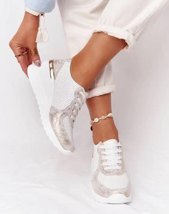 Achteraanzicht van comfortabele dames sneakers met robuuste, versterkte zool, voor ondersteuning en veelzijdigheid.