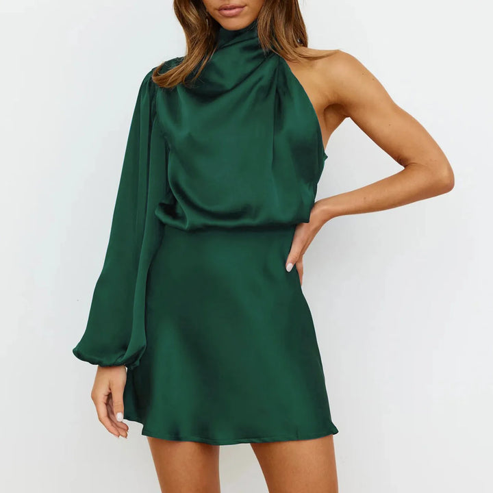 Sofia halter mini jurk met asymmetrische mouw, verkrijgbaar in roze, beige, groen; trendy feestjurk.