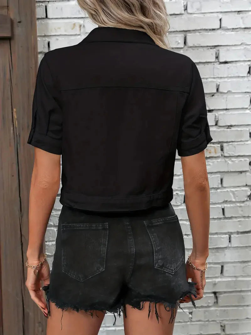 Veelzijdig dames spijkerjack met korte mouwen en knopen; must-have denim voor haar garderobe.