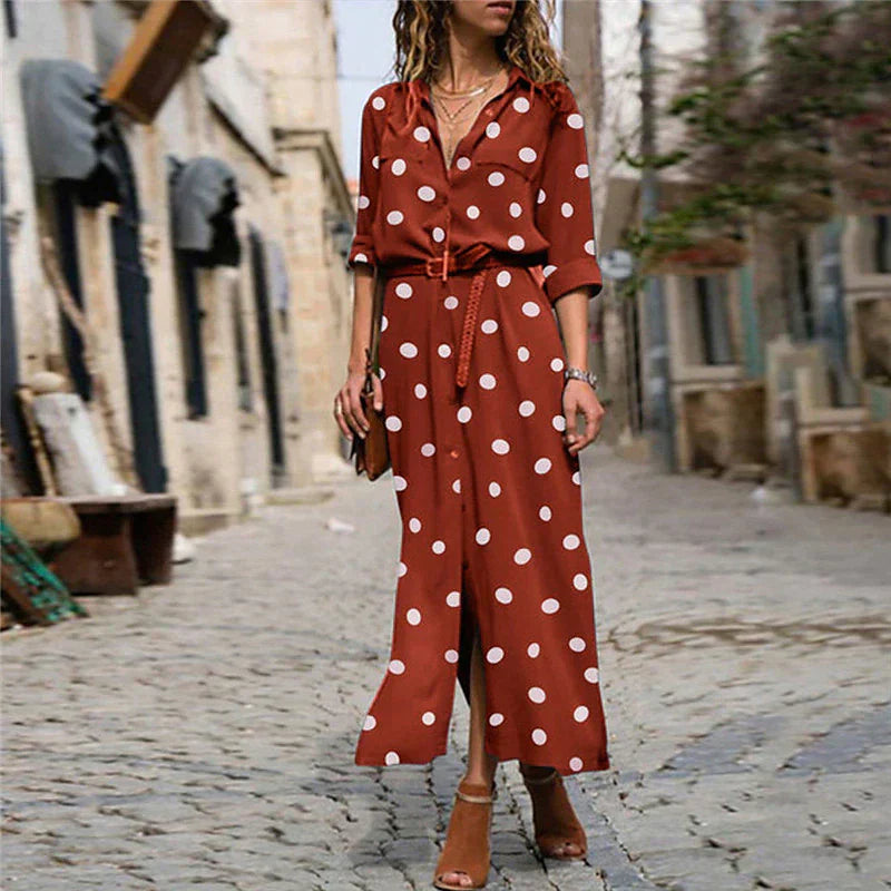 Stijlvolle dames stippenjurk met een flatterende pasvorm. Elegante jurk, geschikt voor zomer en dagelijkse look.
