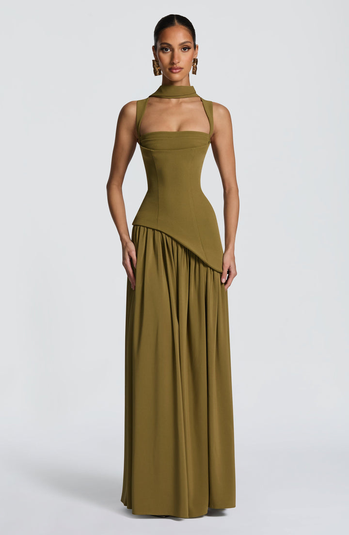 Dames strapless maxijurk met elegant corset lijfje en asymmetrische taille voor een feestelijke look.