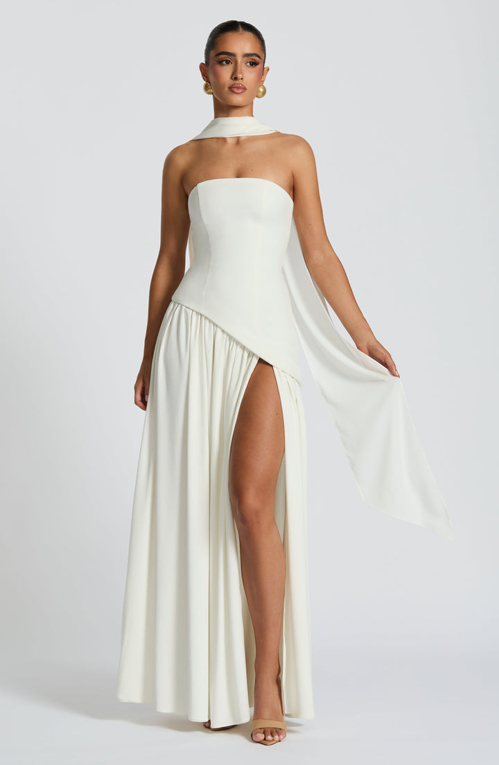 Chic en elegant: strapless maxijurk met corset en asymmetrische taille, een must-have avondjurk.