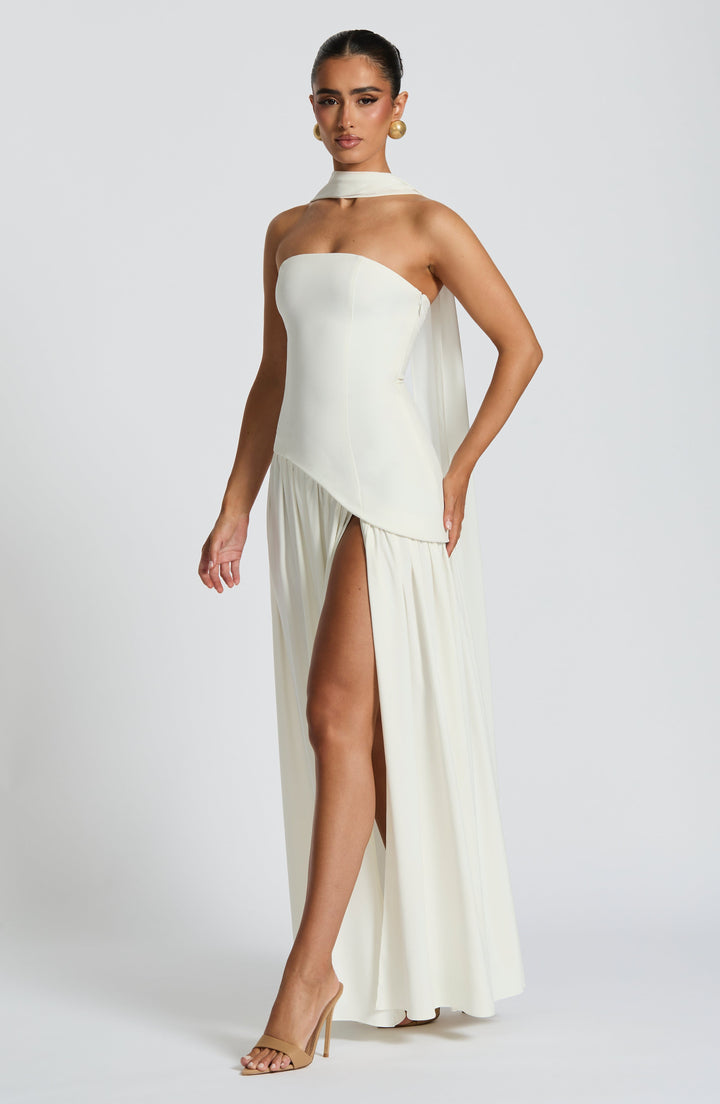 Dames avondjurk, strapless model met een structurerend corset lijfje en unieke asymmetrische taille.