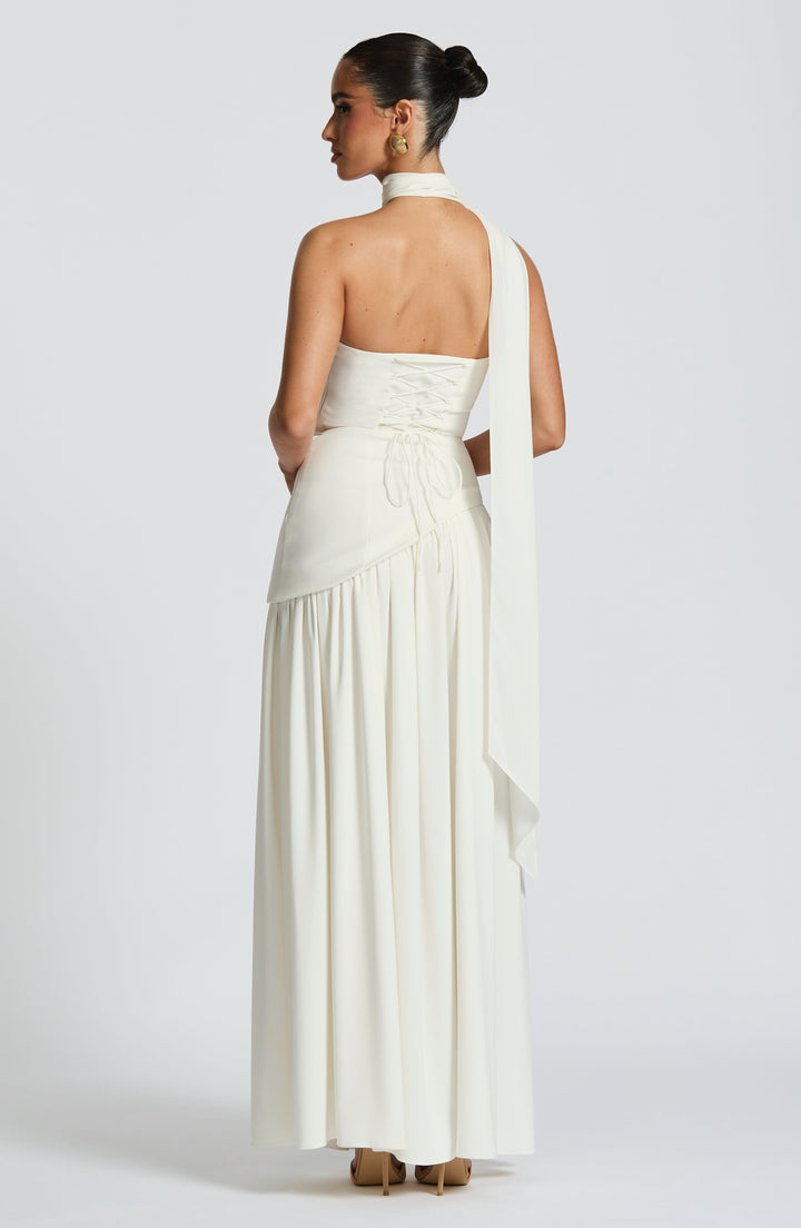 Glamoureuze strapless maxijurk met corset en asymmetrische taille, ideaal voor speciale gelegenheden.