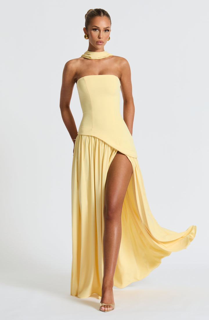 Een prachtige strapless galajurk met een verfijnd corset en een dynamische asymmetrische taille voor dames.