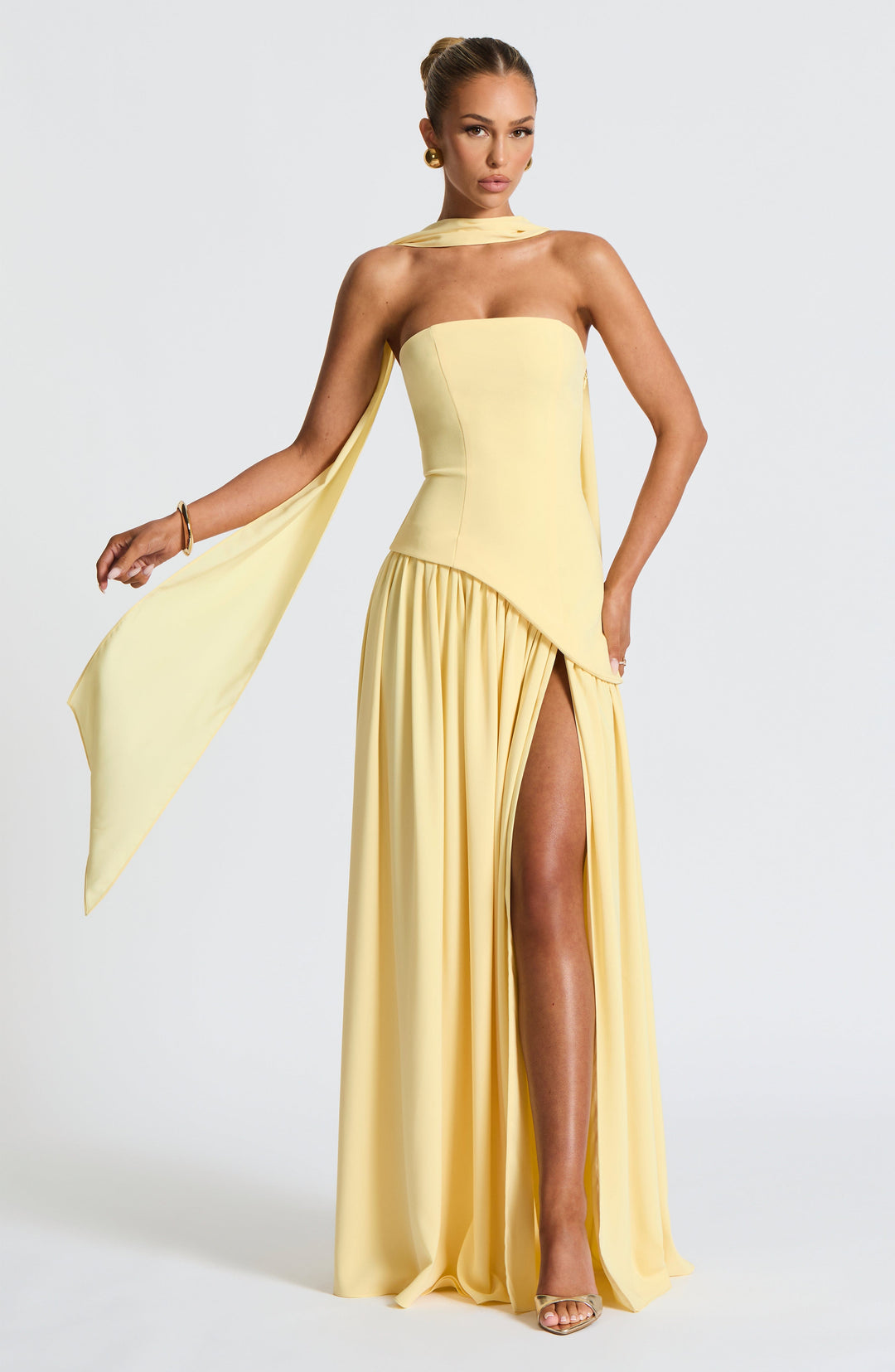 Unieke strapless maxijurk met strak corset lijfje en een trendy asymmetrische taille, perfect voor gala.