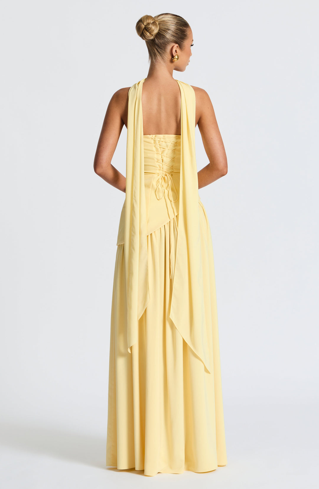 Comfortabele maar elegante strapless maxijurk met corset en asymmetrische taille voor diverse evenementen.