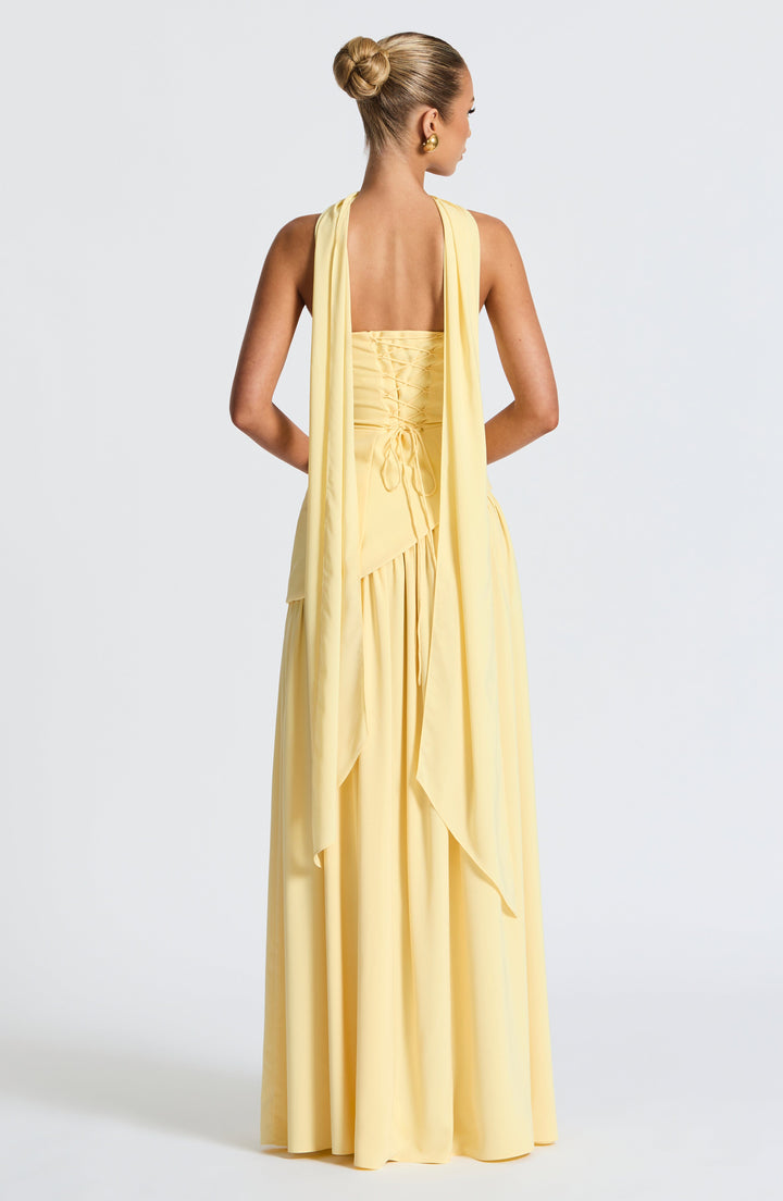 Comfortabele maar elegante strapless maxijurk met corset en asymmetrische taille voor diverse evenementen.