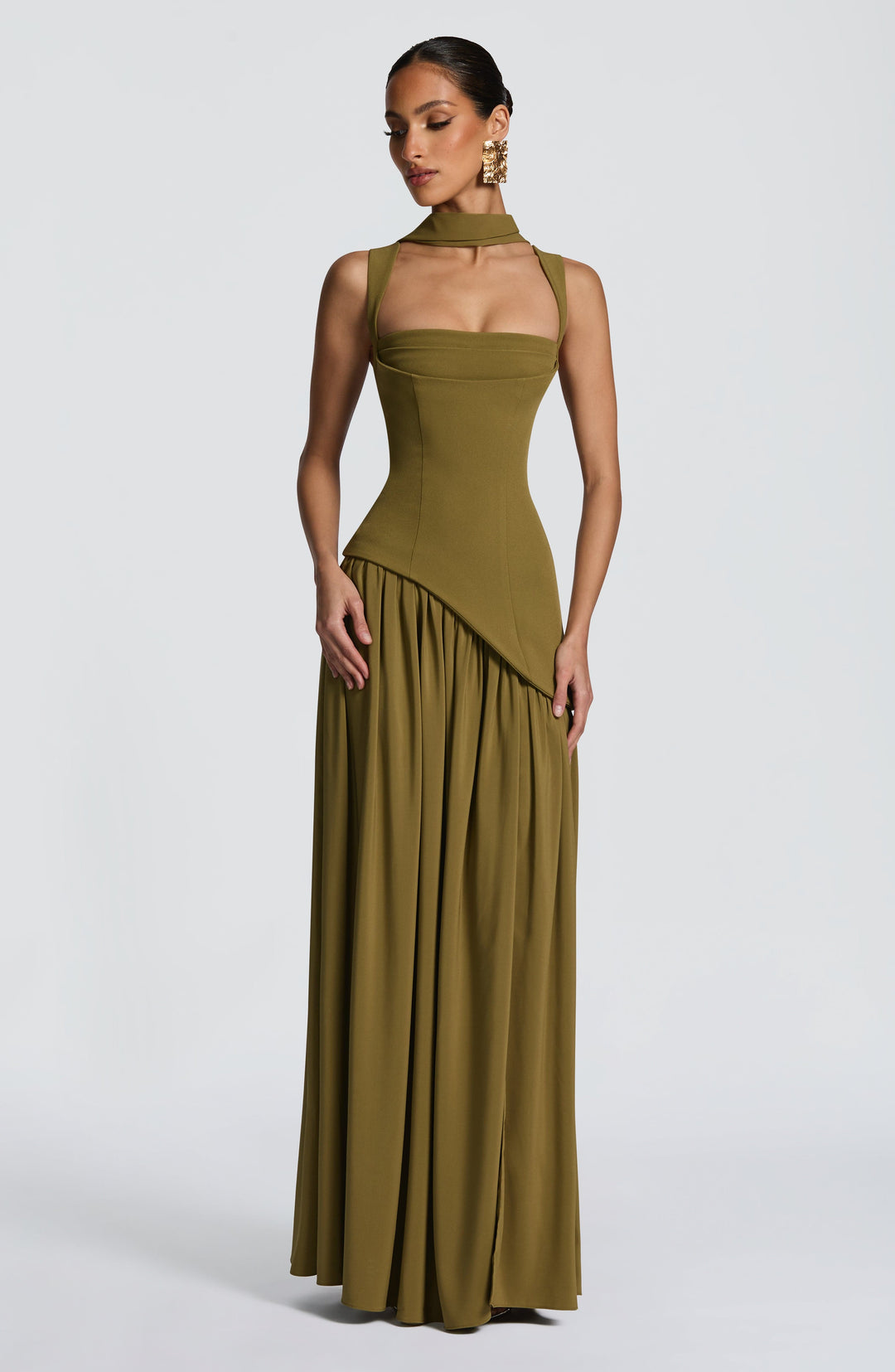 Dames strapless jurk: lange avondjurk met corset detail en een opvallende asymmetrische taille.