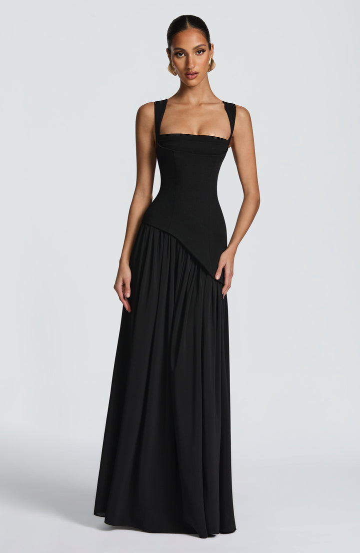 Stralende strapless maxijurk met corset lijfje en een asymmetrische taille, geschikt als feestjurk.