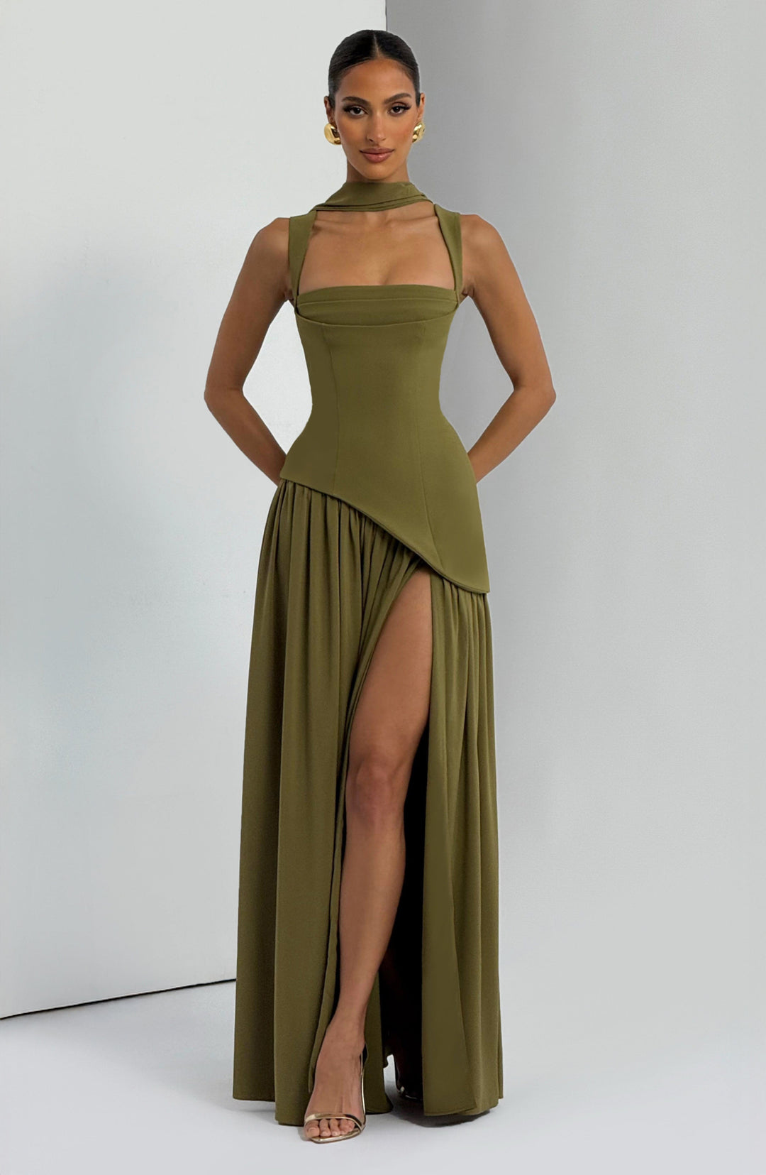 Elegante strapless galajurk voor dames, met getailleerd corset en vloeiende asymmetrische rok.