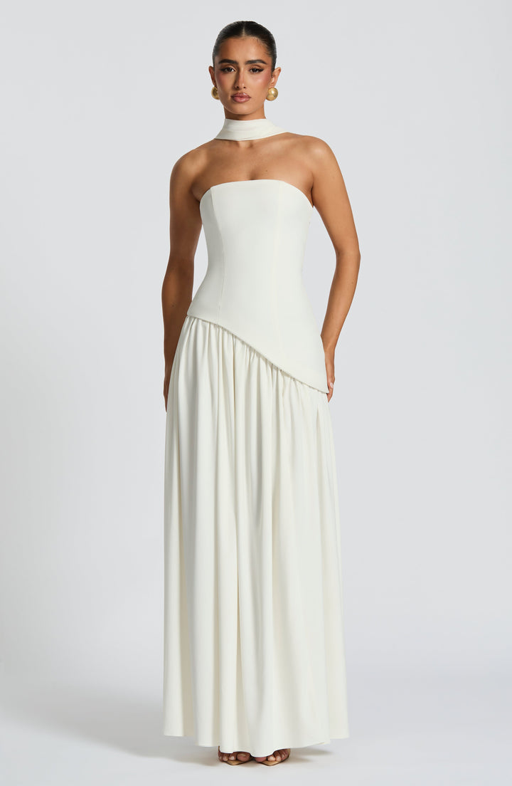 Exclusieve strapless dames maxijurk met een gevormd corset en een speelse asymmetrische taille.