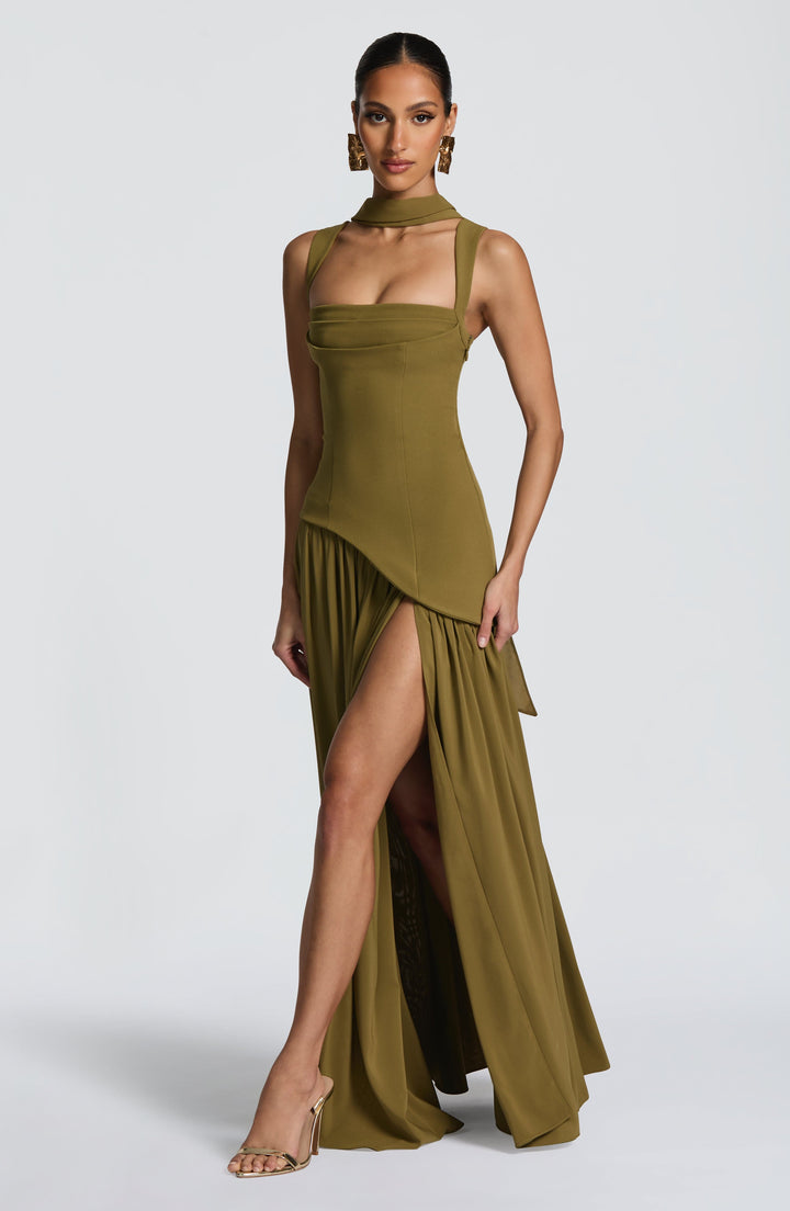 Chique strapless maxijurk met verfijnd corset lijfje en unieke asymmetrische taille; perfecte avondjurk.