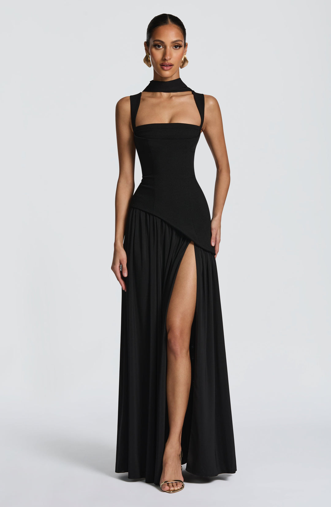 Lange damesjurk, strapless uitgevoerd met een figuurvormend corset en een asymmetrische, elegante taille.