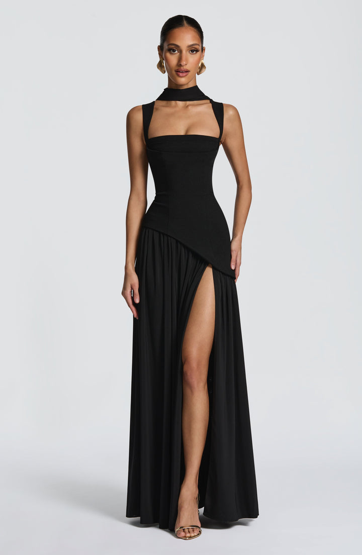 Lange damesjurk, strapless uitgevoerd met een figuurvormend corset en een asymmetrische, elegante taille.