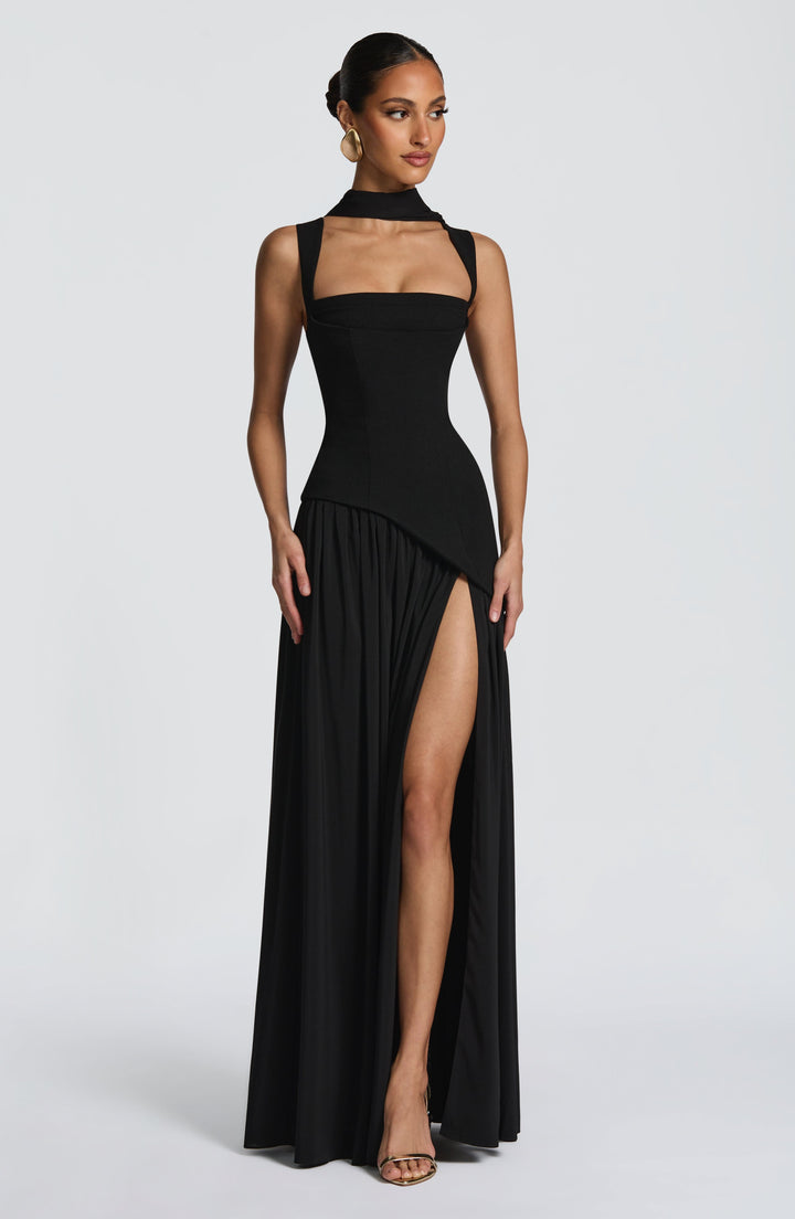Maxijurk met strapless decolleté, corset lijfje en een opvallende asymmetrische taille, ideaal voor gala.
