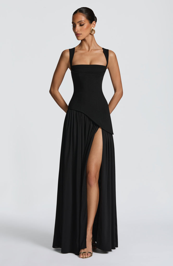 Moderne galajurk: strapless model met corset detail en asymmetrische taille, creëert slank silhouet.