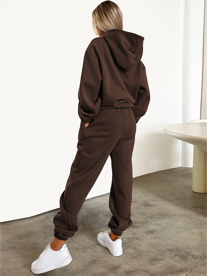 Trendy dames hoodie en rechte broek jogging set, essentieel voor een moderne streetwear stijl.