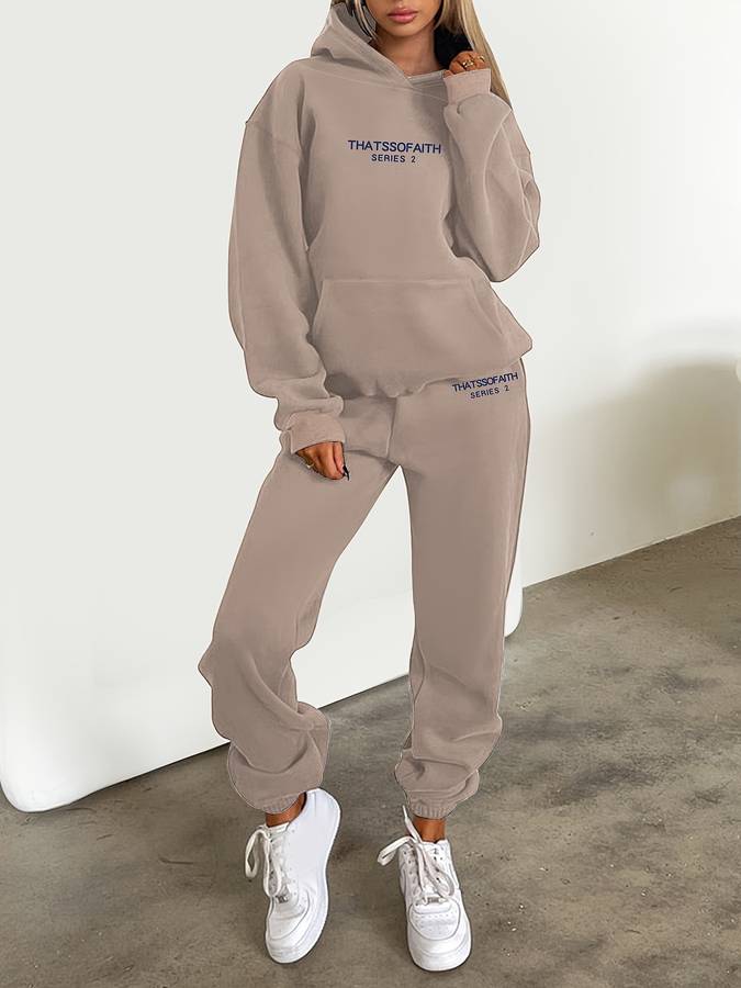 Comfortabele dames jogging set, bestaande uit een zachte hoodie en rechte broek, voor dagelijkse casual look.