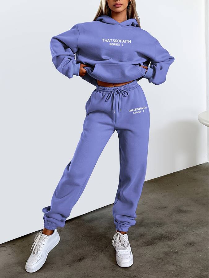 Streetwear dames trainingspak met trendy hoodie en rechte broek, een must-have voor casual fashion.
