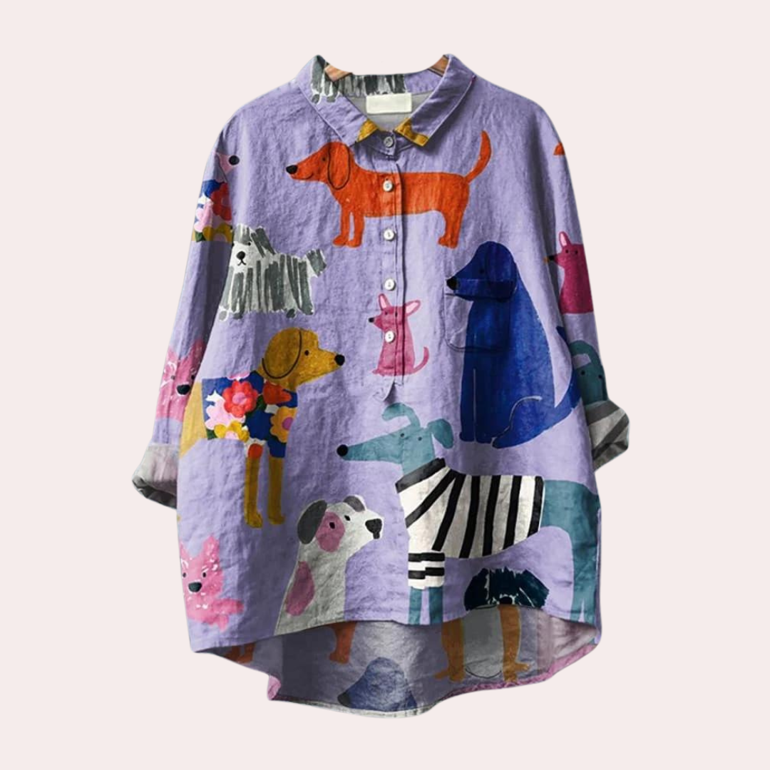 Dames t-shirt met speelse hondenprint. Modieuze casual top voor zomerse dagen.